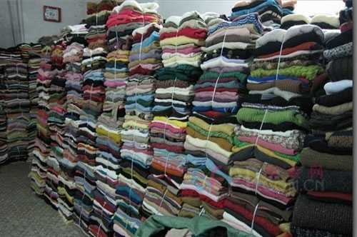 產品名稱：義烏收庫存服裝
產品型號：義烏收庫存服裝，義烏收尾貨服裝，義烏收庫存
產品規格：回收庫存服裝尾貨主要包括:兒童裝,襯衫,褲子,裙子,內衣,內褲,泳衣,睡衣,西服,男裝,女裝,皮衣,時裝,休閑裝,牛仔褲,牛仔衣,運動服,T恤衫,風衣,茄克,棉衣,羽絨服.